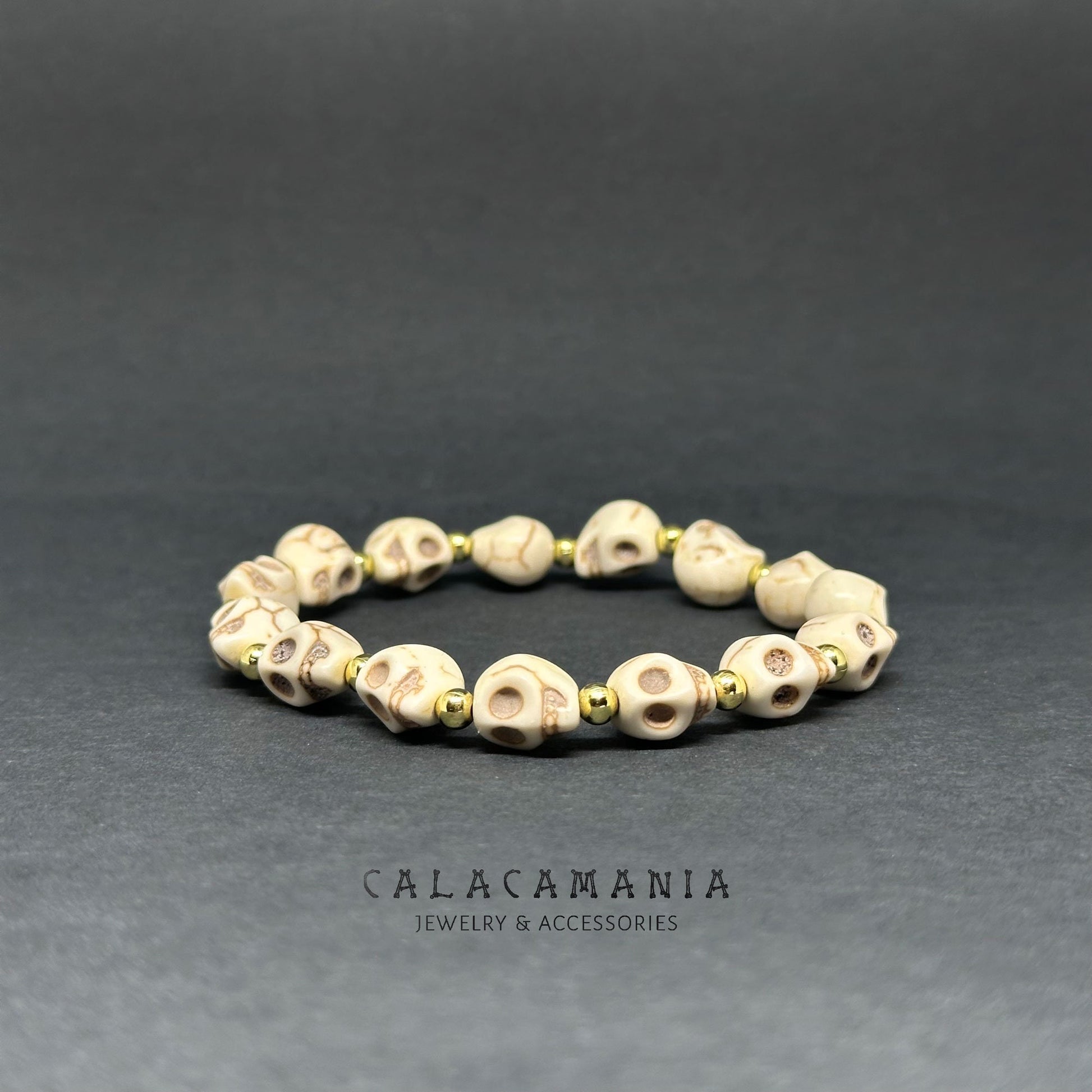 Adjustable Unisex Skull Beaded Wristband Bracelet Bone-Beige Color Skulls and Metallic Gold Tone Round Beads Punk & Tatoos Fashion Halloween