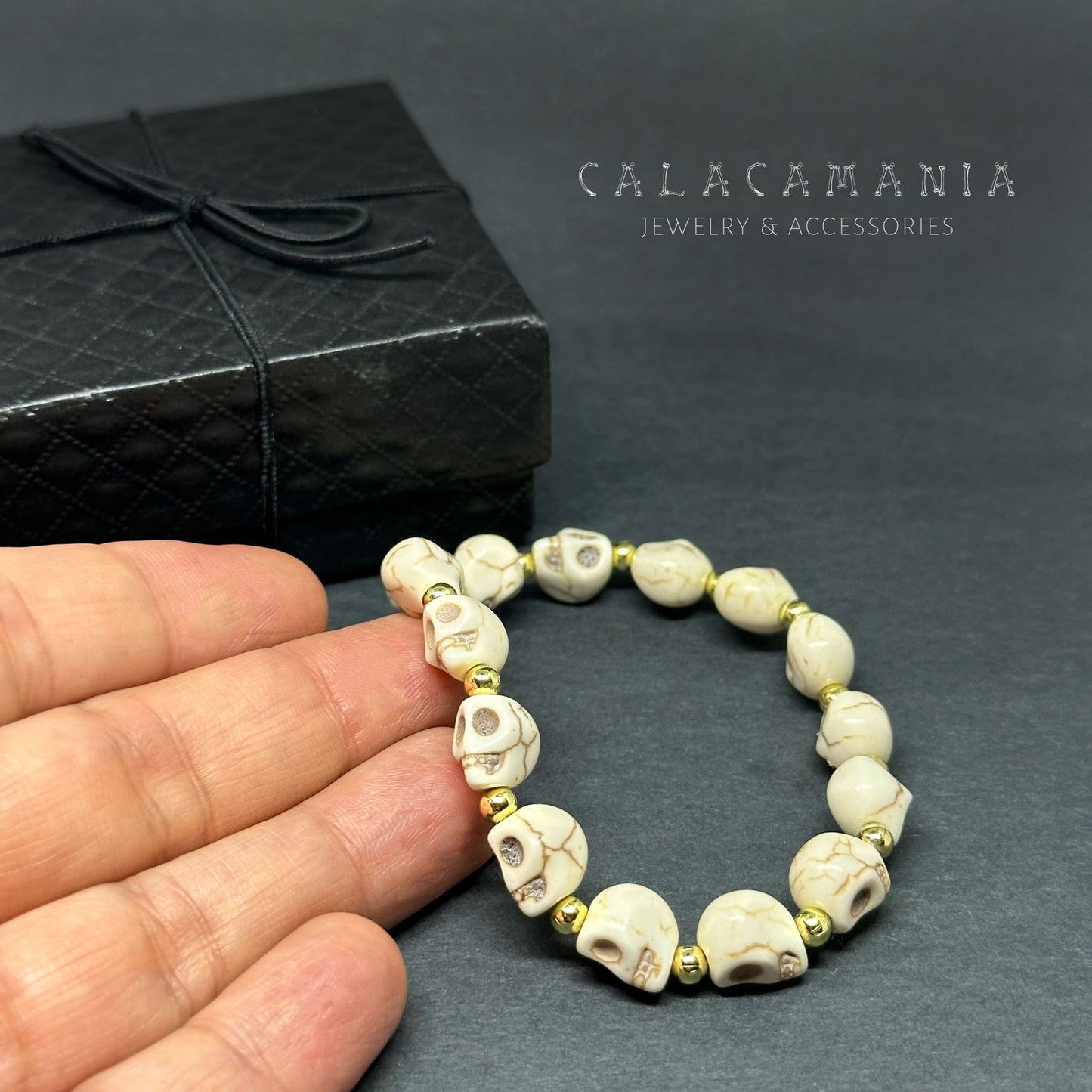 Adjustable Unisex Skull Beaded Wristband Bracelet Bone-Beige Color Skulls and Metallic Gold Tone Round Beads Punk & Tatoos Fashion Halloween