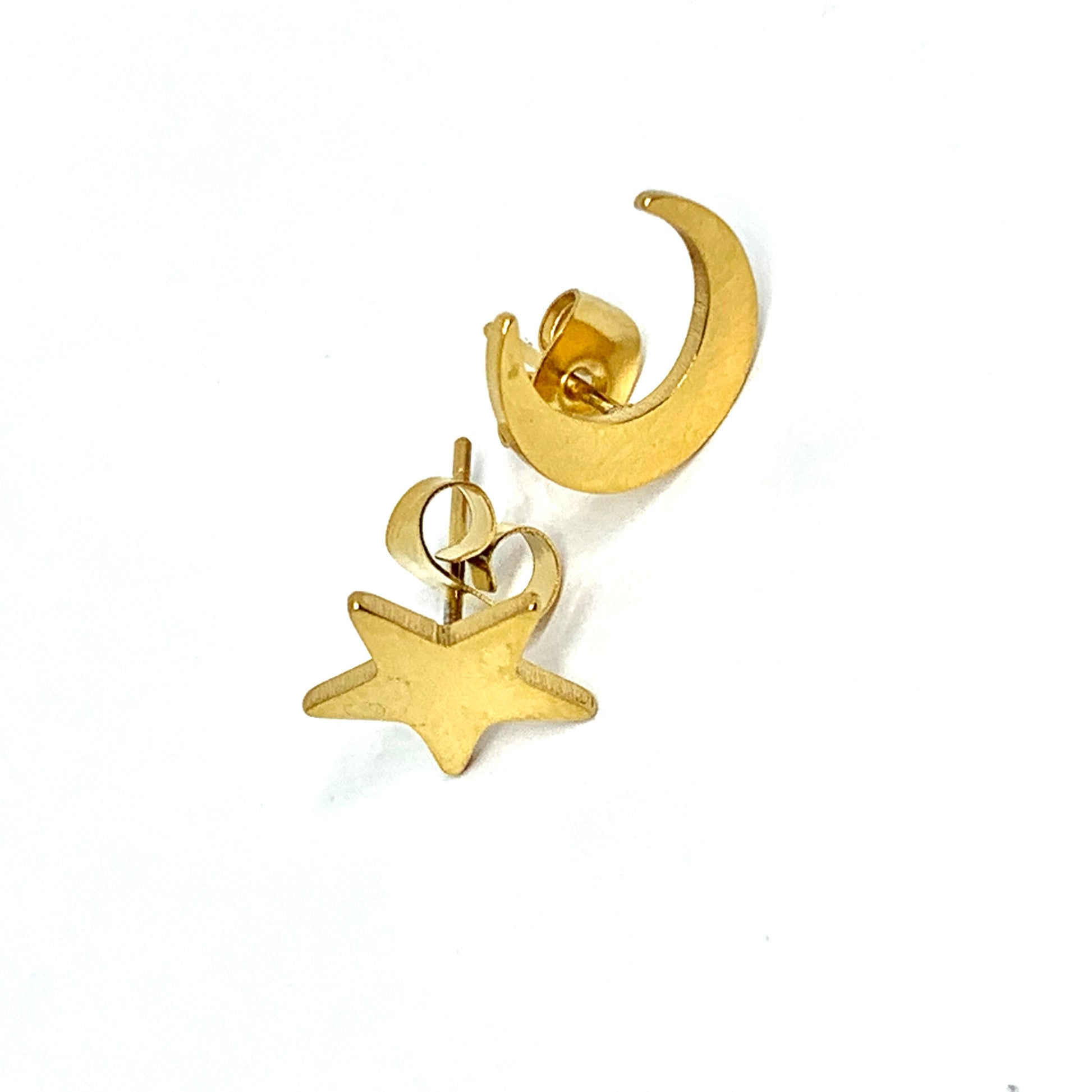 Moon and star gold stud earrings for women and girls. Mexican jewelry inspired by Frida Kahlo. Celestial jewelry. Luna y estrella aretes