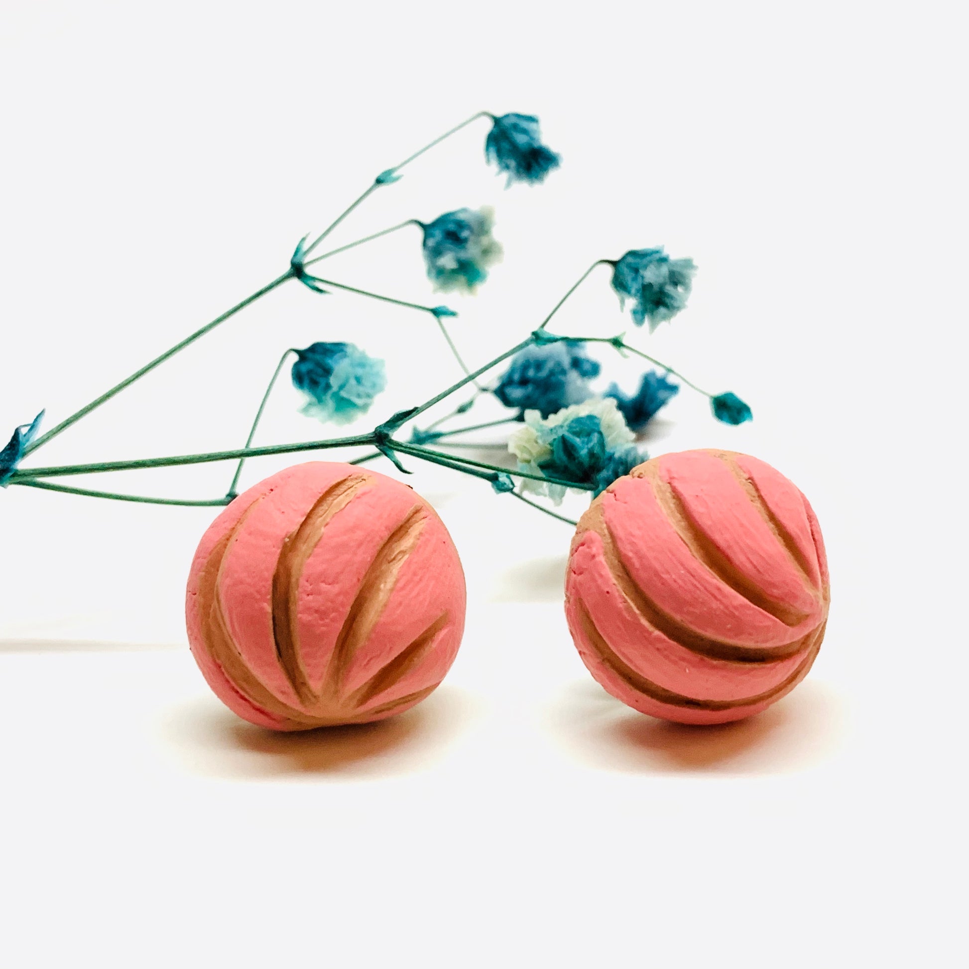Pink concha clay stud earrings. Mexican pan dulce sweet bread food jewelry. Strayberry. Mexico folk art. Aretes para mujer hechos a mano. Handmade Frida Kahlo inspired pendants