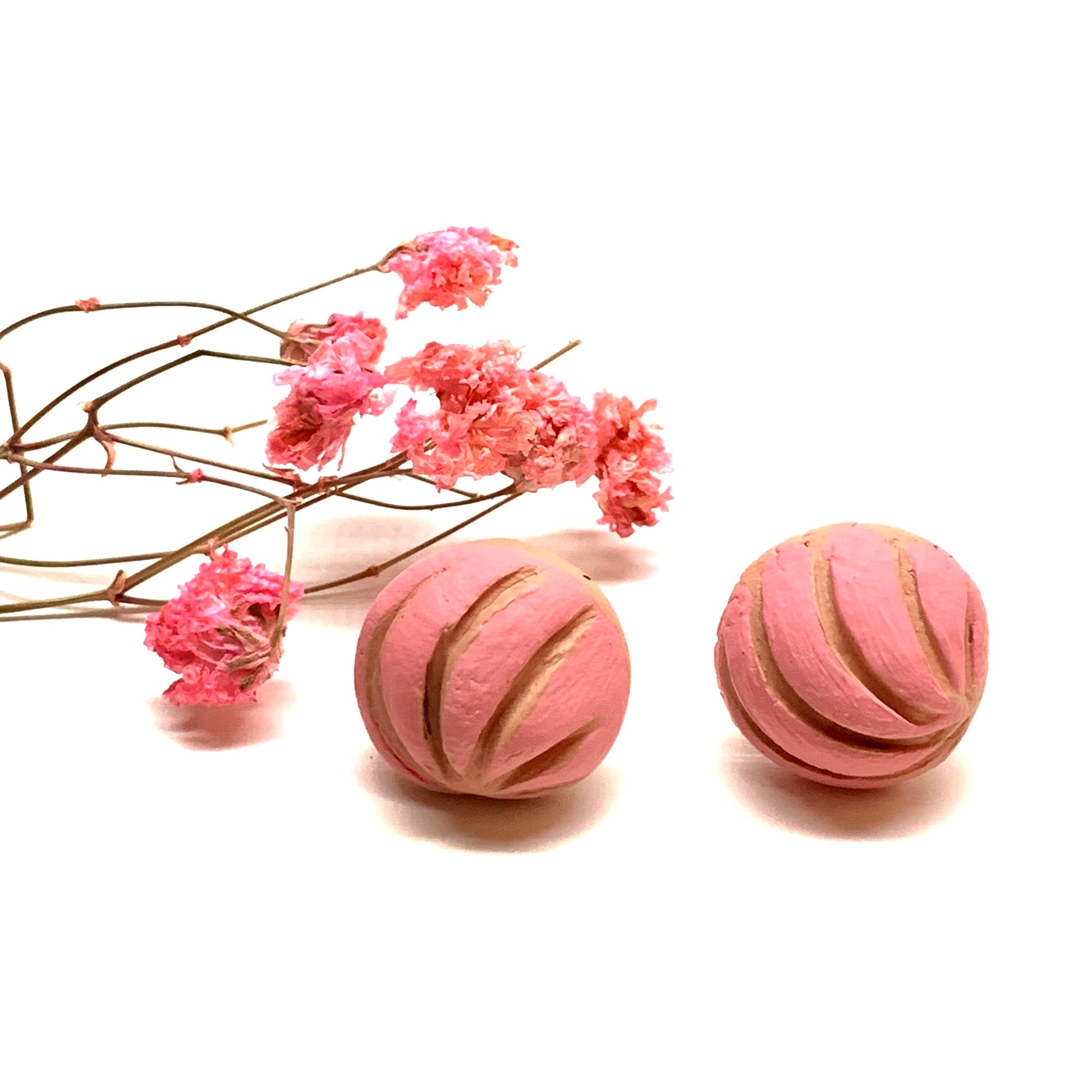 Pink concha clay stud earrings. Mexican pan dulce sweet bread food jewelry. Strayberry. Mexico folk art. Aretes para mujer hechos a mano. Handmade Frida Kahlo inspired pendants