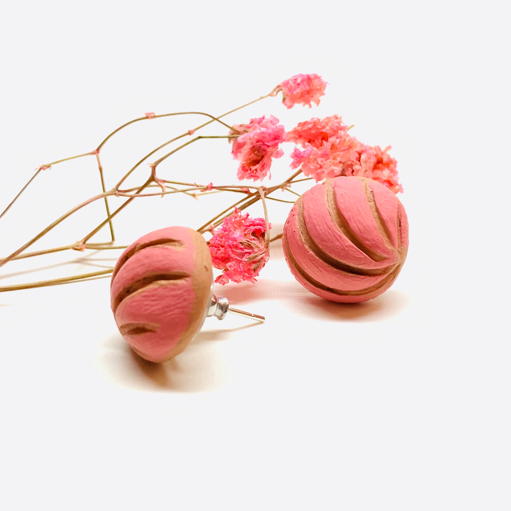 Pink concha clay stud earrings. Mexican pan dulce sweet bread food jewelry. Strayberry. Mexico folk art. Aretes para mujer hechos a mano. Handmade Frida Kahlo inspired pendants