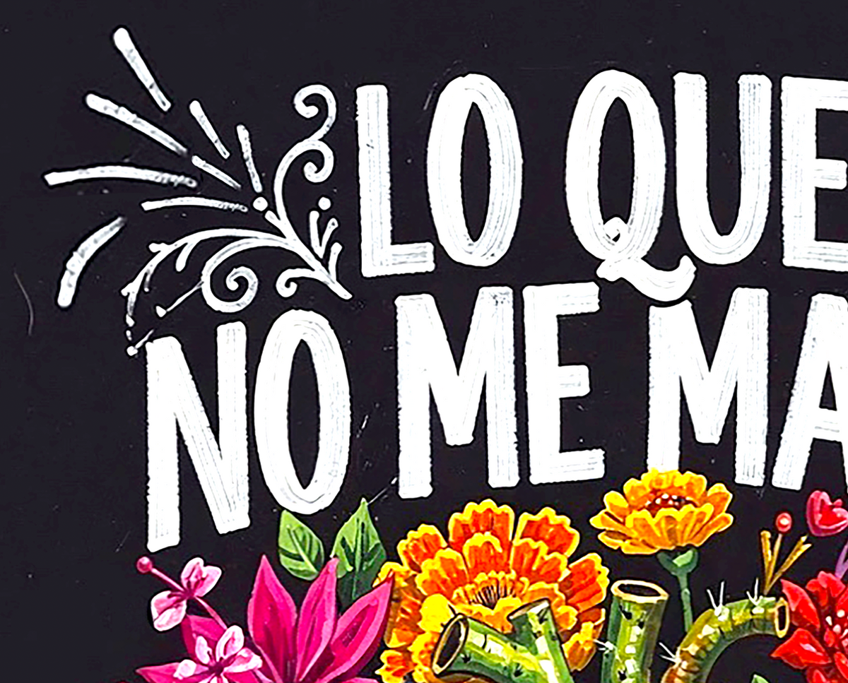 A close-up of a decorative graphic with the Spanish phrase 'LO QUE NO ME ATRAPARÍA' in large white hand-painted style letters on a black background, with colorful flowers and green leaves along the bottom.