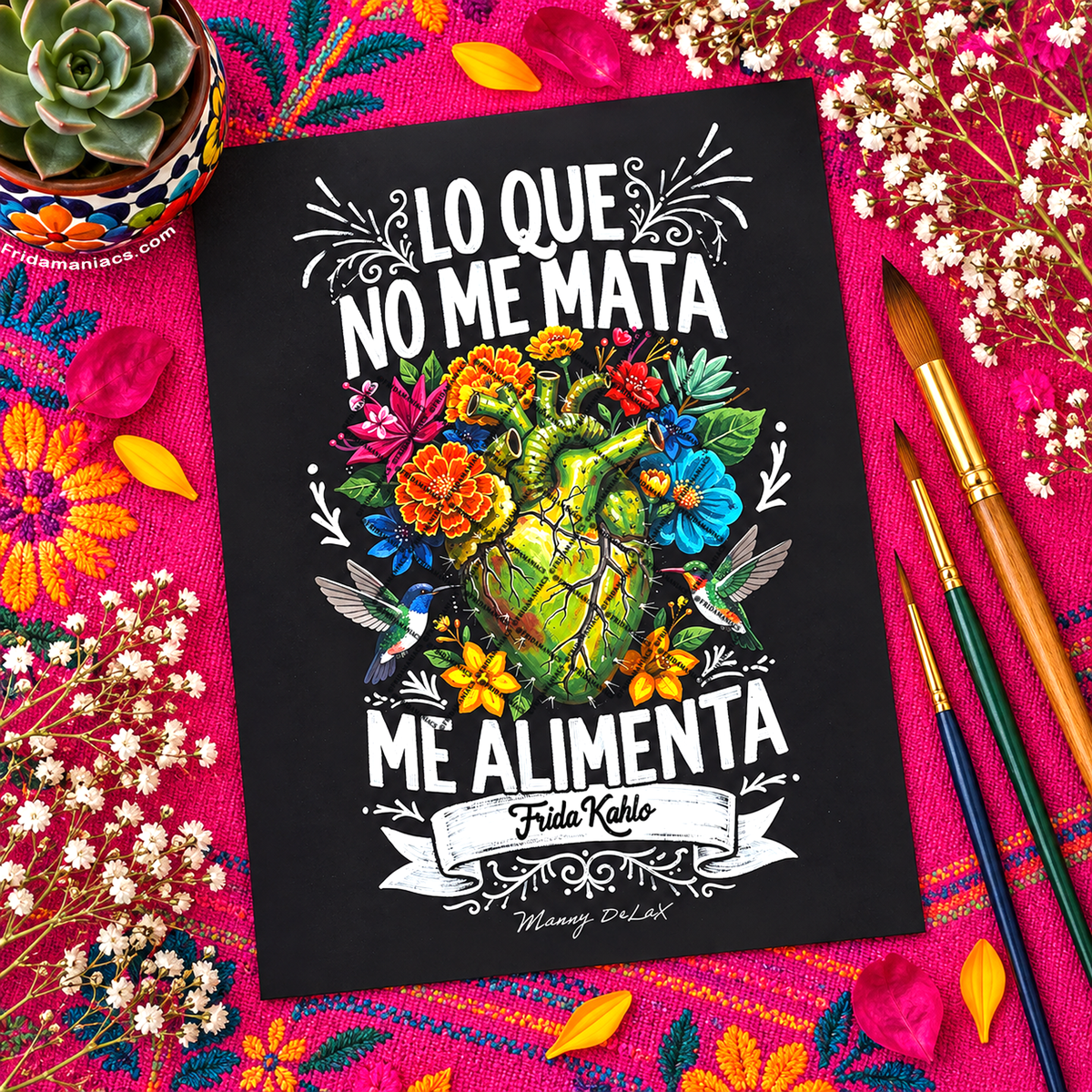 A black art print featuring a colorful, detailed illustration of a heart made of flowers and leaves, with the Spanish text 'LO QUE NO ME MATA ME ALIMENTA' and 'Frida Kahlo' on a bright pink patterned textile background with flowers, paintbrushes, and a succulent.