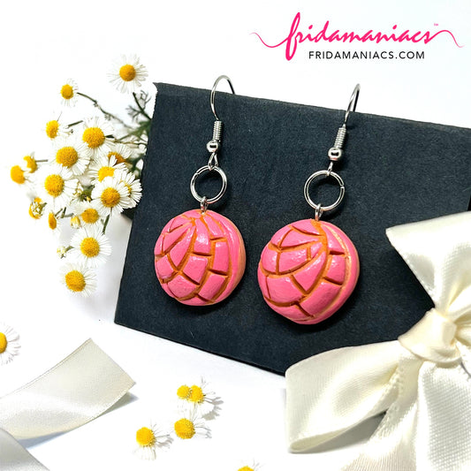 Handmade and hand painted clay pink concha earrings. Strawberry Mexican Sweet Bread Conchitas Earrings for women and girls. Mexican earrings. Mexico concha aretes. Joyeria en barro. 