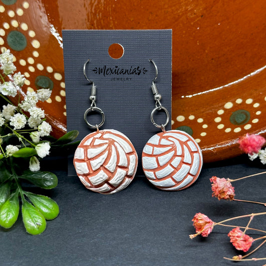 White vanilla concha earrings handmade clay conchitas earrings Mexican pan dulce inspired food jewelry for women and girls for Frida Kahlo fans and sweet bread concha earrings lovers and Mexico folk art Mexican jewelry