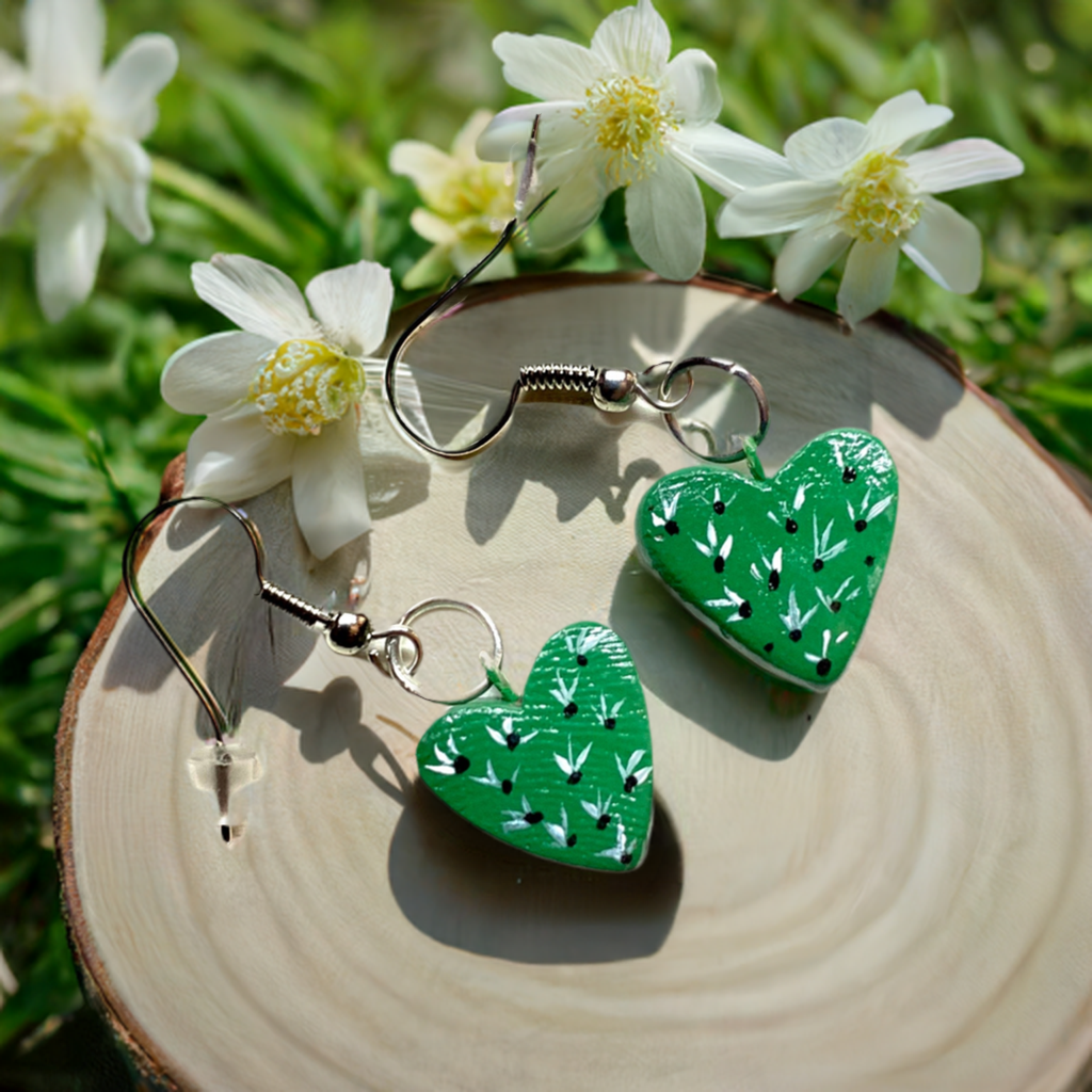 Cactus heart clay earrings painted by hand. Mexican earrings. Mexican jewelry for fridamaniacs, fridalovers, Frida fans by fridamaniacs and Mexicanias