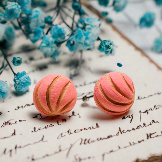 Pink concha clay stud earrings. Hand painted handmade traditional Mexican sweet breead pan dulce Mexico folk art food jewelry for girls. Mexican earrings. Mexican jewelry. Frida Kahlo inspired jewelry for Frida fans, fridamaniacs, fridalovers.