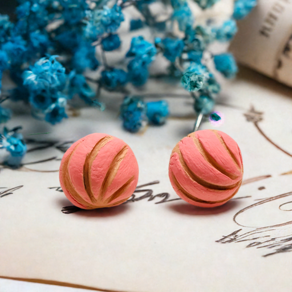 Pink concha clay stud earrings. Hand painted handmade traditional Mexican sweet breead pan dulce Mexico folk art food jewelry for girls. Mexican earrings. Mexican jewelry. Frida Kahlo inspired jewelry for Frida fans, fridamaniacs, fridalovers.
