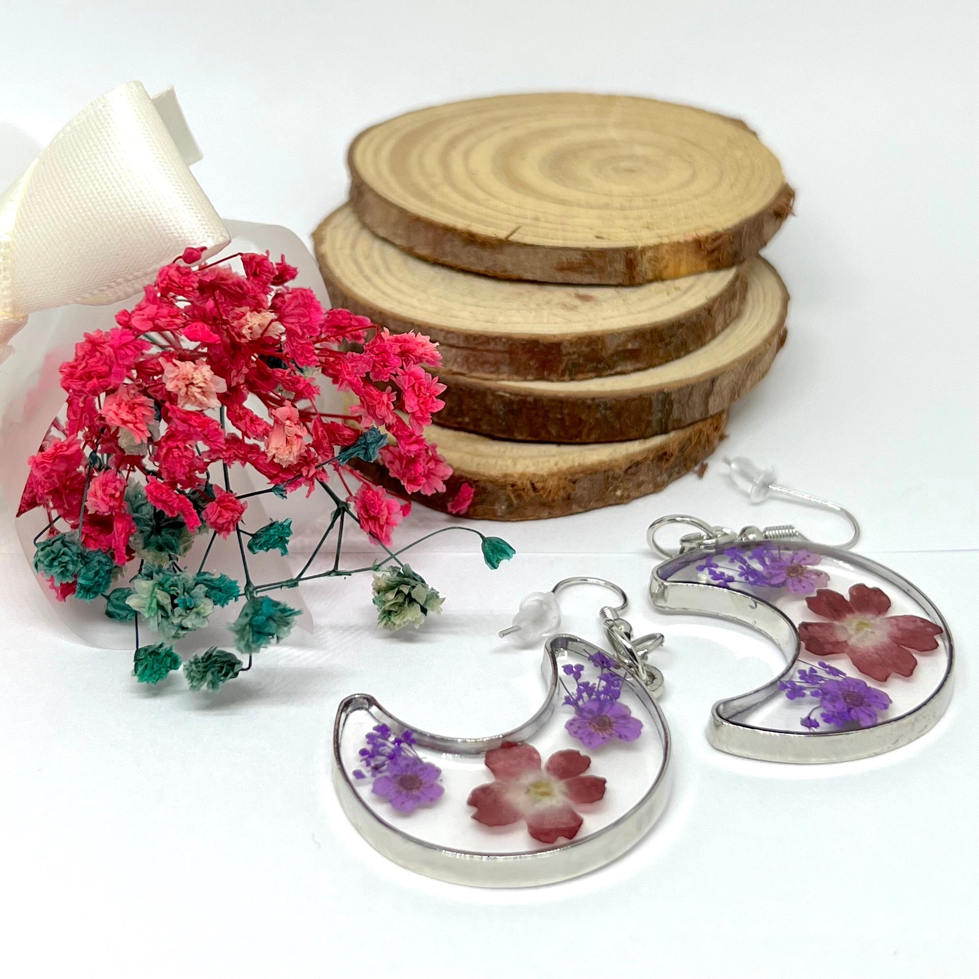 Lovingly Crafted Moon Shape Earrings with Wild Dried Flowers Frida Inspired Jewelry Summer Fashion Casual Outfit Girls Women Cute Gift Idea