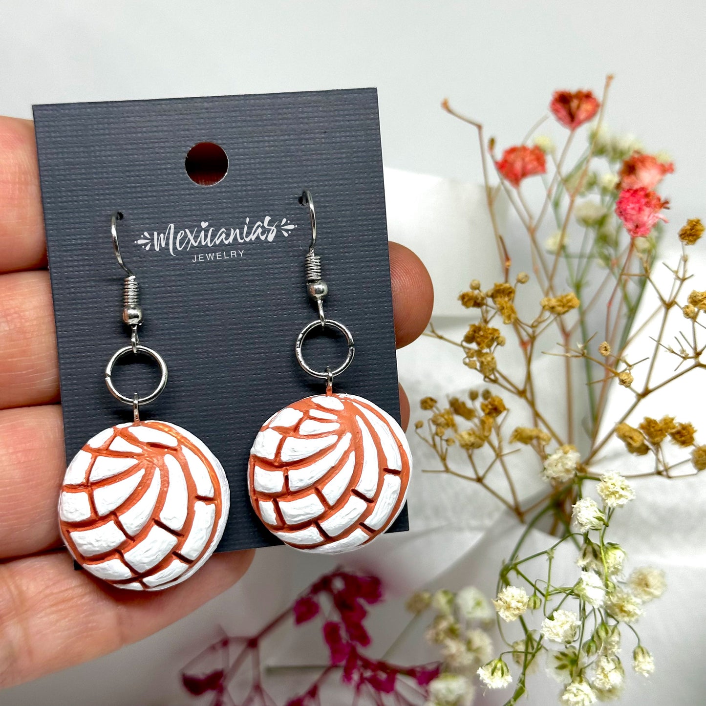 White vanilla concha earrings handmade clay conchitas earrings Mexican pan dulce inspired food jewelry for women and girls for Frida Kahlo fans and sweet bread concha earrings lovers and Mexico folk art Mexican jewelry