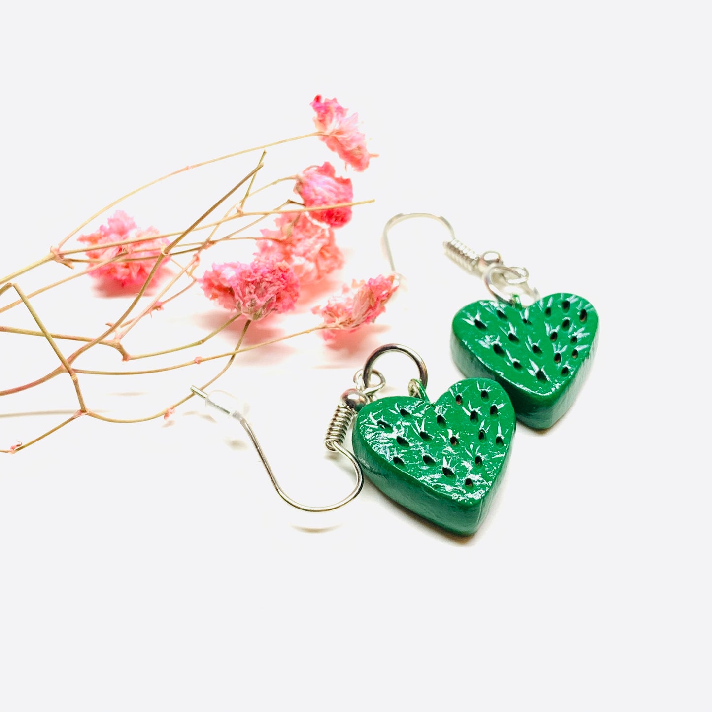 Carved Hand painted and handmade  heart cactus drop and dangle clay arrings. Mexican jewelry. Aretes de nopal en forma de corazon hechos y pintados a mano. Mexico folk art to wear. Food jewelry accessories by Fridamaniacs: Frida Kahlo inspired 