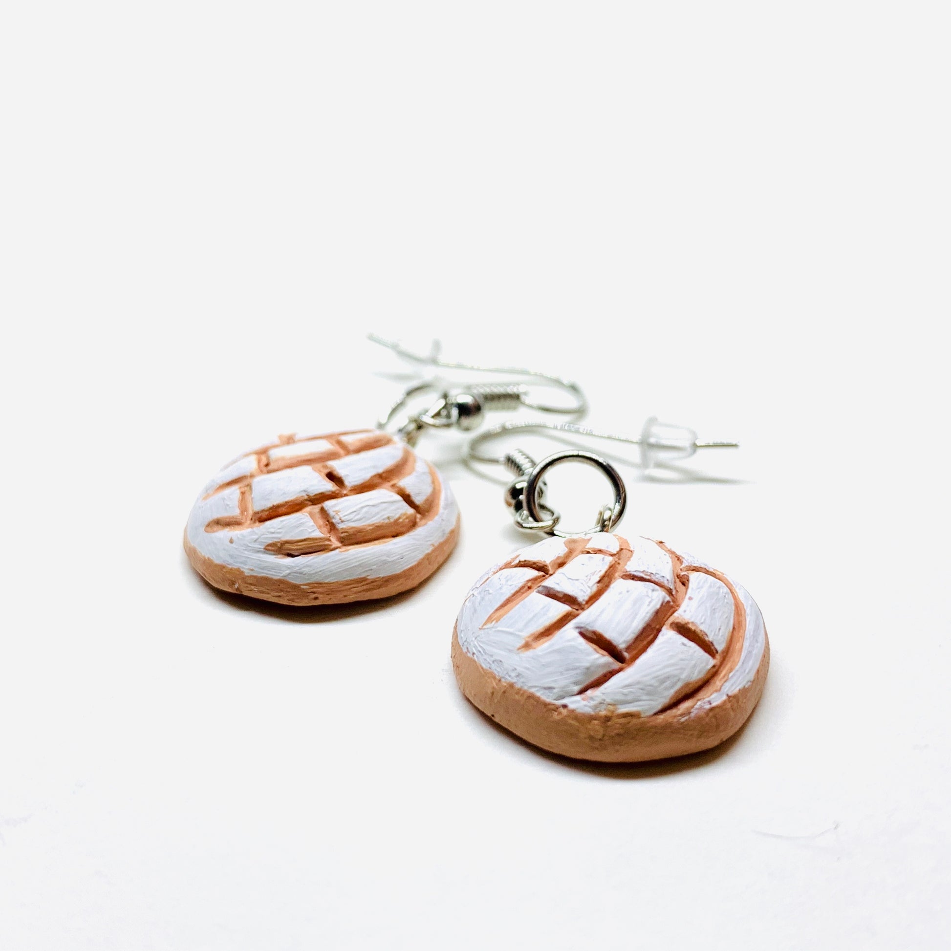 Concha Earrings (Conchitas Clay Earrings): Handmade hand painted natural clay drop and dangle concha earrings (sweet bread) food jewelry. Mexican earrings inspired by Frida Kahlo for fridamaniacs and fridalovers. Lovely girl's birthday sweet sixteen gift idea