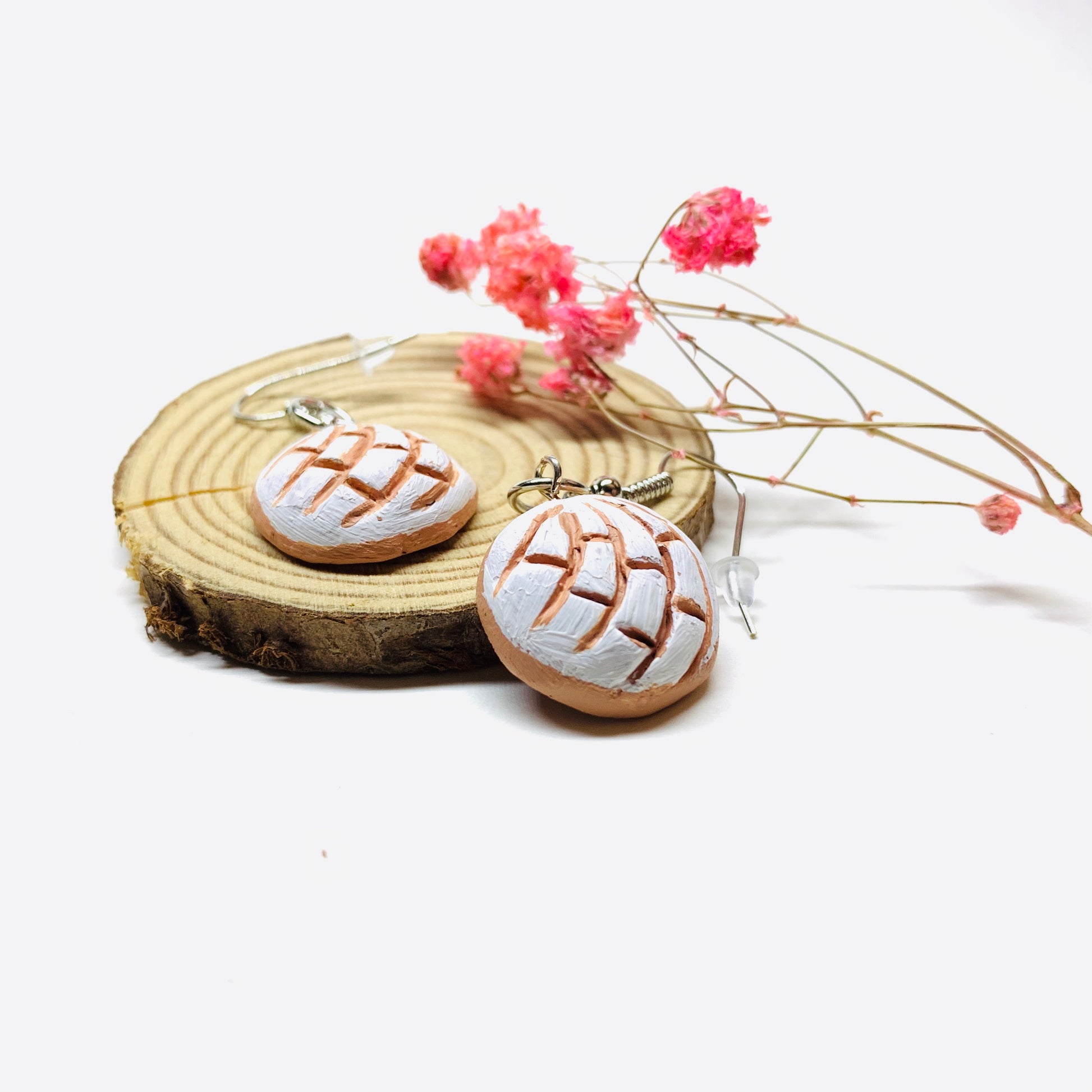 Concha Earrings (Conchitas Clay Earrings): Handmade hand painted natural clay drop and dangle concha earrings (sweet bread) food jewelry. Mexican earrings inspired by Frida Kahlo for fridamaniacs and fridalovers. Lovely girl's birthday sweet sixteen gift idea