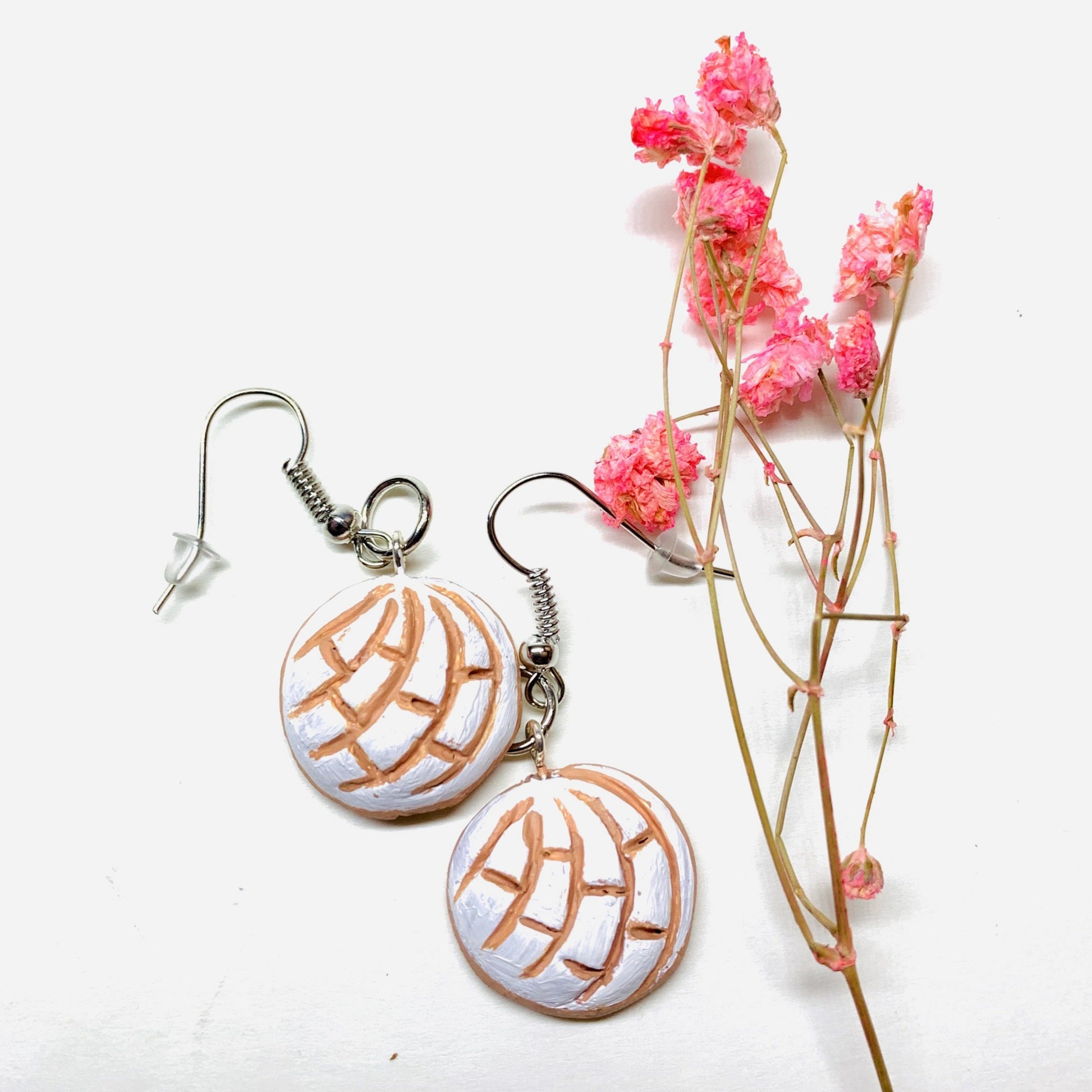 Concha Clay Earrings: Handmade hand painted white vanilla cream clay concha (conchitas) earrings. Food jewelry inspired by Frida Kahlo. Mexican jewelry drop and dangle earrings for girls and fridalovers