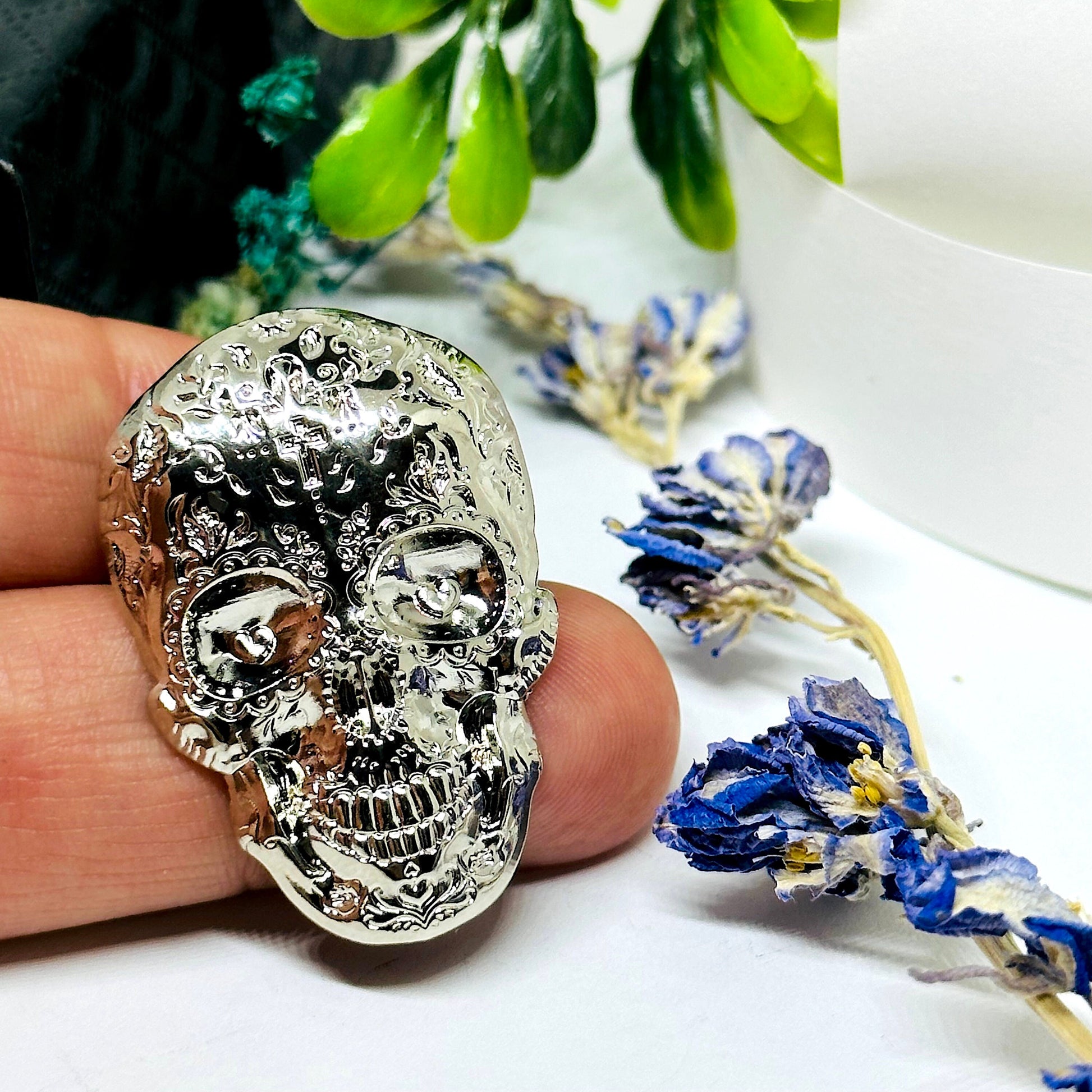 Mexican Sugar Skull Pin Brooch Silver Chrome Artfully Carved Design Pin Back Button Unisex Fashion Day of the Dead Jewelry Calavera Broche