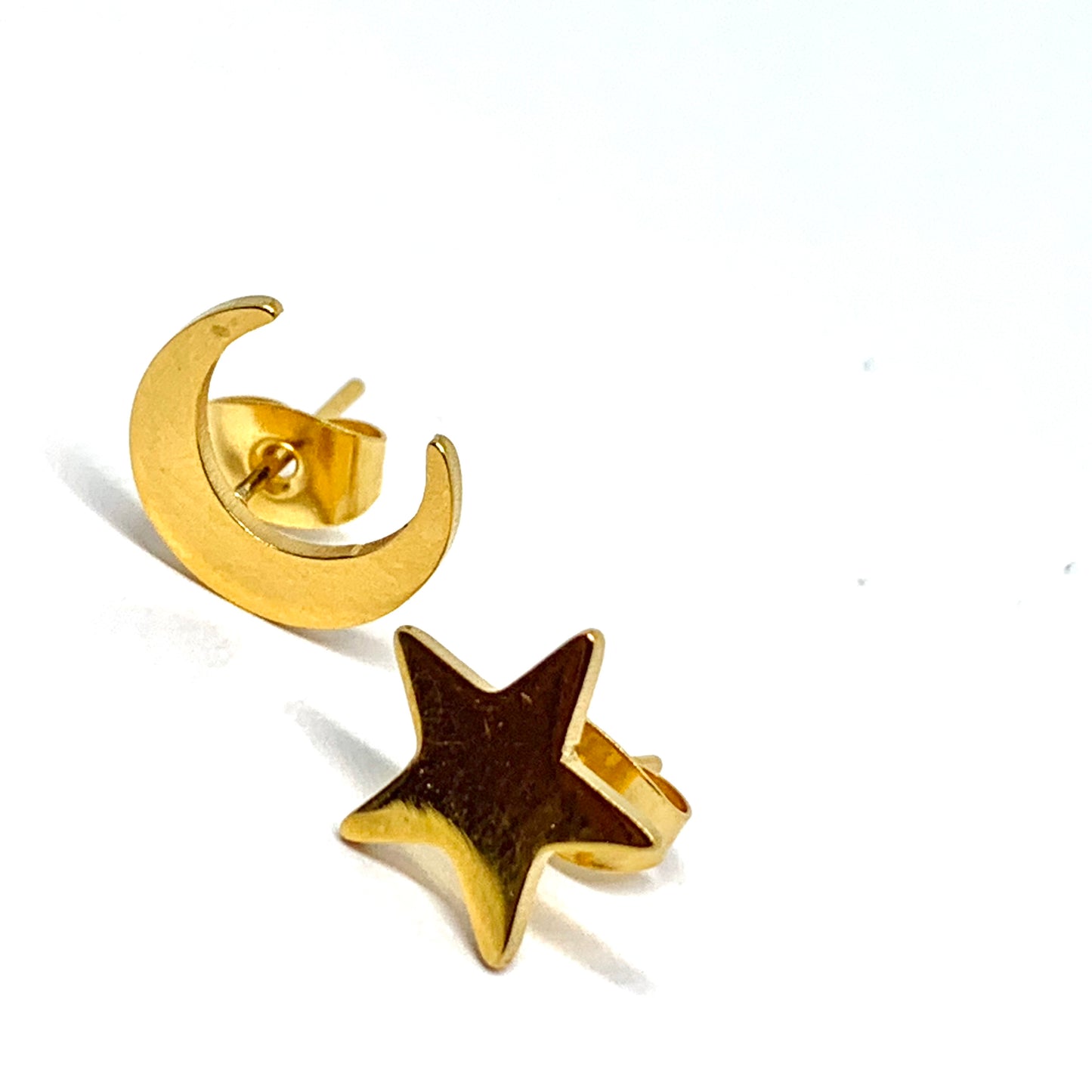 Moon and star gold stud earrings for women and girls. Mexican jewelry inspired by Frida Kahlo. Celestial jewelry. Luna y estrella aretes